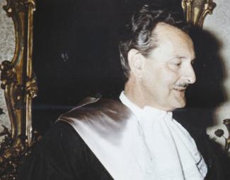 Foto di Diego De Castro con toga accademica