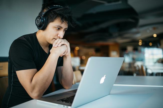 Studente che ascolta una lezione remota sul suo pc