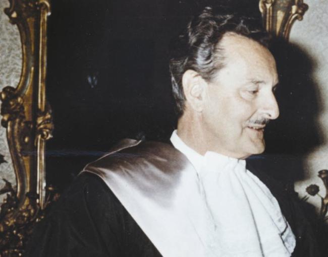 Foto di Diego De Castro con toga accademica