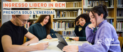 Studenti che studiano ad una tavolo della biblioteca