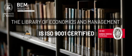 Scaffali biblioteca con loghi e promo su certificazione