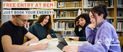 Gruppo di studenti che studia ad un tavolo della biblioteca
